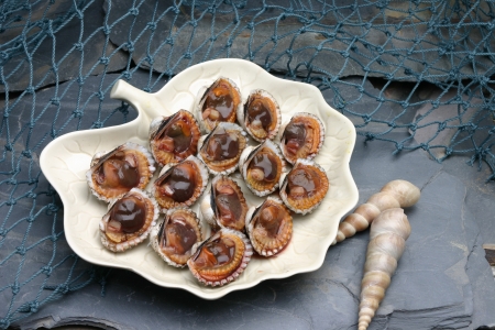 Poached scallops Placed on the stone