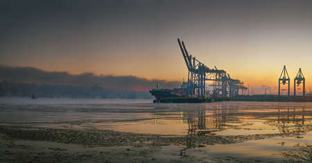 Early morning fog at freezing temperatures in the port of Hamburgの写真素材