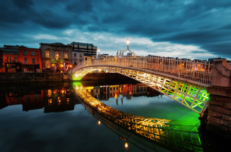 Ha'penny Bridge Dublin taken in 2015のeditorial素材