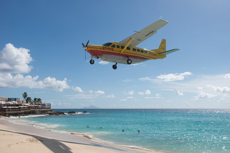 Maho Beach, Sint Maarten - 20th of October 2016: Low Flying Plane taken in 2015のeditorial素材