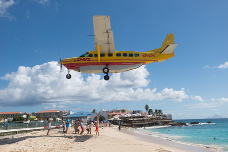 Maho Beach, Sint Maarten - 20th of October 2016: Low Flying Plane taken in 2015のeditorial素材