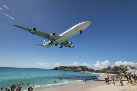 Maho Beach, Sint Maarten - 20th of October 2016: Low Flying Plane taken in 2015のeditorial素材