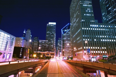 NIght Life Traffic in the Big American City. Chicago, Illinois, USA. NIght Time Long Exposure Photography. Wide Angle Photography.のeditorial素材