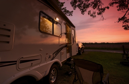 Travel Trailer in Sunset. Camping in Illinois, USA. Recreational Vehicle. RV Theme. Zion, IL - Illinois Beach State Park, USA.の写真素材