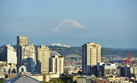 Mt Rainier and Seattle. City of Seattle - Mount Rainier Dominates the Horizon. Washington State, USA. Cities Photo Collection.の写真素材