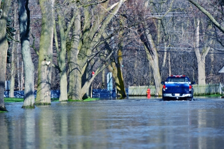 Flooded Suburb Street. Chicago Suburbs in Flood. Weather Distasters Photo Collection. Truck in the Water.のeditorial素材