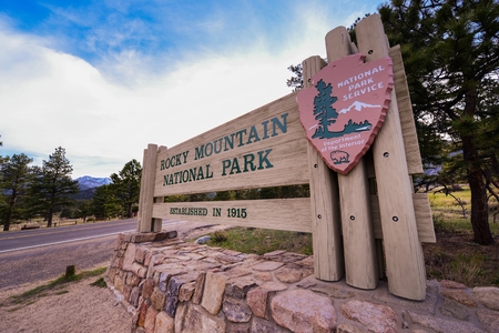 Rocky Mountain National Park Entrance Wooden Sign. Estes Park Entrance. Colorado, United States.のeditorial素材