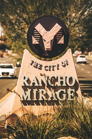 City of the Rancho Mirage - City Entrance Sign in Vertical Photography. Rancho Mirage, California, United States.のeditorial素材