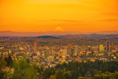 Scenic Sunset in Portland Oregon with Mount Hood on a Horizon. Portland Cityscape, United States.の写真素材