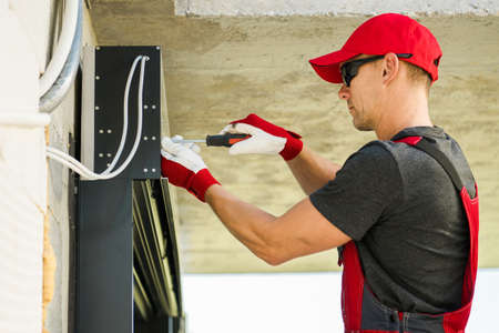Professional Residential Window Shutters Instalator Finishing Window Cover Assembly. Automatic...