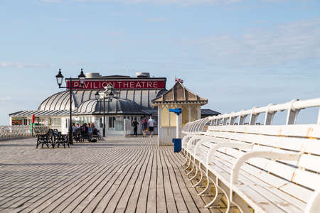 The pier at Cromer on the North Norfolk coast begins to empty out one evening in the summer of 2021.のeditorial素材
