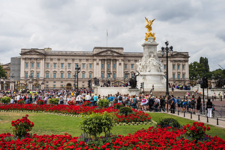 Flowers in bloom around the outside of Buckingham Palace in London seen in July 2022 as tourists gather to watch the Changing of the Guard ceremony.のeditorial素材