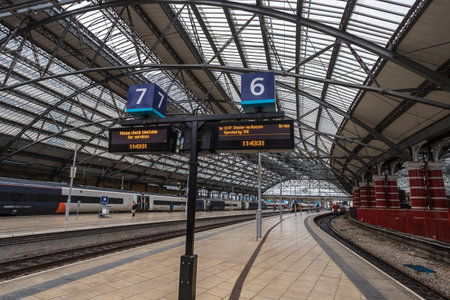 Looking down platforms 6 and 7 at Liverpool Lime Street train station (Liverpool) pictured in December 2022.のeditorial素材