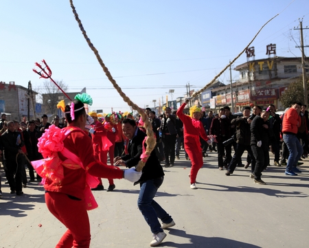 On February 16, 2016, sunjizhen, linyi, yuncheng city, Shanxi province, Sun Jicun tied the Happy Valley horse corner part being held, meaning is to drive away bad luck.のeditorial素材