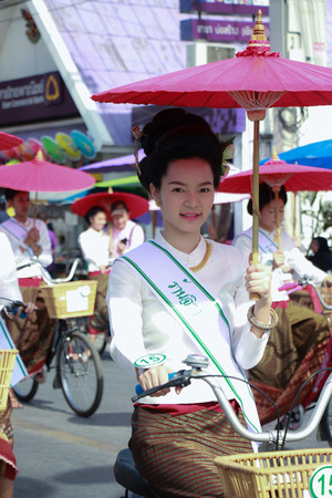 CHIANG MAI, THAILAND-JANUARY 17 : 33th anniversary Bosang umbrella festival,Women in traditional costume during the annual Umbrella festival at San Kampaeng. on Jan.17, 2016 in Chiang Mai, Thailand.のeditorial素材