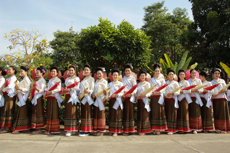 CHIANG MAI, THAILAND-JANUARY 17 : 33th anniversary Bosang umbrella festival,Women in traditional costume during the annual Umbrella festival at San Kampaeng. on Jan.17, 2016 in Chiang Mai, Thailand.のeditorial素材
