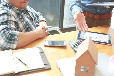 Male businessmen are offering homes to customers for decision-making on residential construction projects.の写真素材