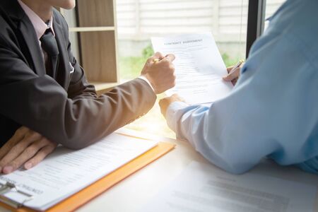 The lawyer is explaining the principles of law for people who come to listen to counseling to...