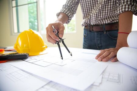 hand Engineers are writing home construction designs to bring them to prospective customers.conceptの写真素材
