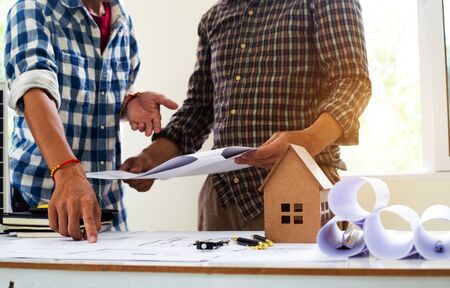 Team Engineers are writing solar panel for home construction designs to bring them to prospective customers.conceptの写真素材