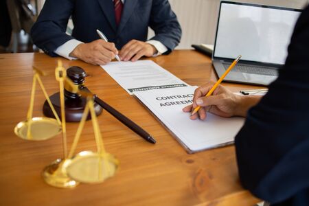 The lawyer is explaining the principles of law for people who come to listen to counseling to...