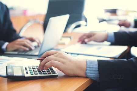 Business managers are analyzing and presenting results to the team to plan future work.