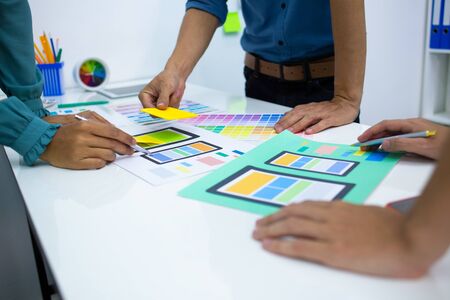 concept Team designers Presentation model the mobile phone screen to suit their usage.UX UIの写真素材