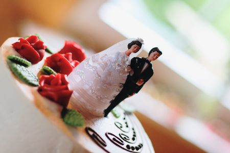 bride and groom figurine on top of a wedding cake - selective fokusの写真素材