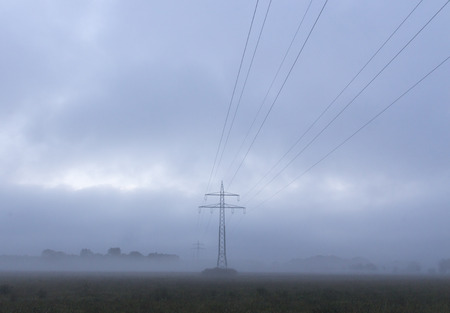 Stromtrasse im Nebelの写真素材