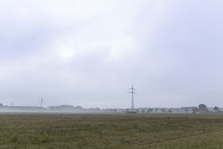 Stromtrasse im Nebelの写真素材
