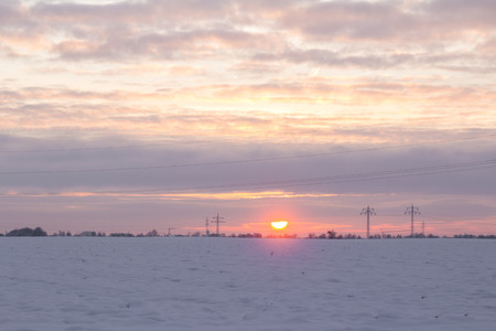 Der erste Schnee liegt auf den Feldernの写真素材