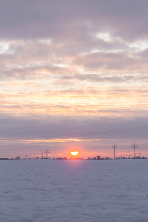 Der erste Schnee liegt auf den Feldernの写真素材