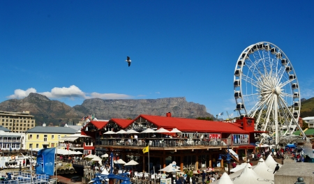 Ferris Wheel at the V A waterfront with Table Mountain in the backgroundのeditorial素材
