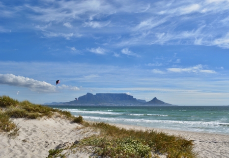 Landscape with Atlantic beach and Table Mountainの写真素材