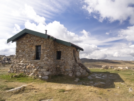 Medium view of Seamans Hut on the Main Range Track to Mount Kosciuszko, Australiaのeditorial素材
