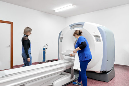 Women next to a machine to take a tomography