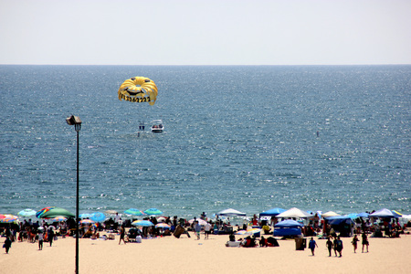 Santa Monica Beach, San Diego California, USA, tourists enjoying the sunbath, shore tides and parasailingのeditorial素材