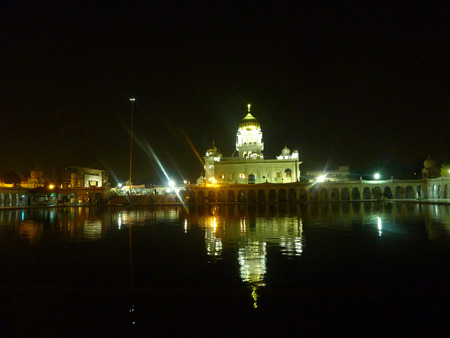 Night scene of Gurudwara Bangla Sahib, New Delhi, with impressive building and holy sarovar, a place of worship for pilgrims from all parts of the World.の写真素材