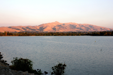 Evening view of Lake Elizabeth, Central Park, Fremont, California, USa, scenic lake with a pedway around it and panormic view of Mission Peak hills, popular spot for picnics, games and waterpark.の写真素材