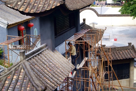 Closeup of a man standing on the roofのeditorial素材