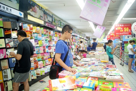 People in the book storeのeditorial素材