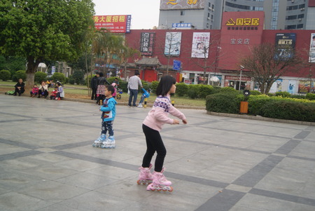 The children play outdoors, in Chinaのeditorial素材