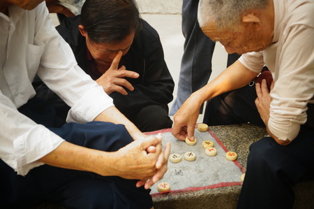 The old people in the Chinese chess, very happy, in Shenzhen, Chinaのeditorial素材