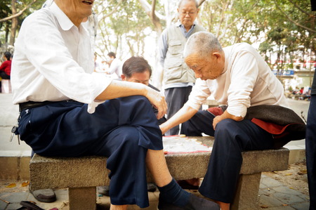 The old people in the Chinese chess, very happy, in Shenzhen, Chinaのeditorial素材