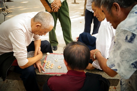 The old people in the Chinese chess, very happy, in Shenzhen, Chinaのeditorial素材
