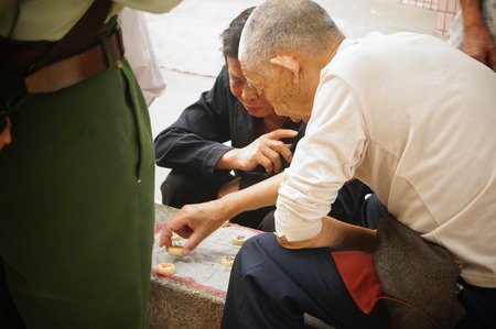 The old people in the Chinese chess, very happy, in Shenzhen, Chinaのeditorial素材