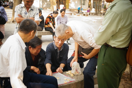 The old people in the Chinese chess, very happy, in Shenzhen, Chinaのeditorial素材