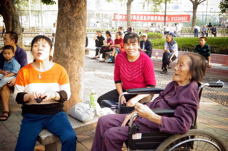 The old people in the singing, happy, in Shenzhen, Chinaのeditorial素材