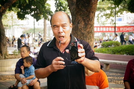 The old people in the singing, happy, in Shenzhen, Chinaのeditorial素材