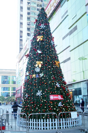 Big Christmas tree, in Shenzhen square, Chinaのeditorial素材